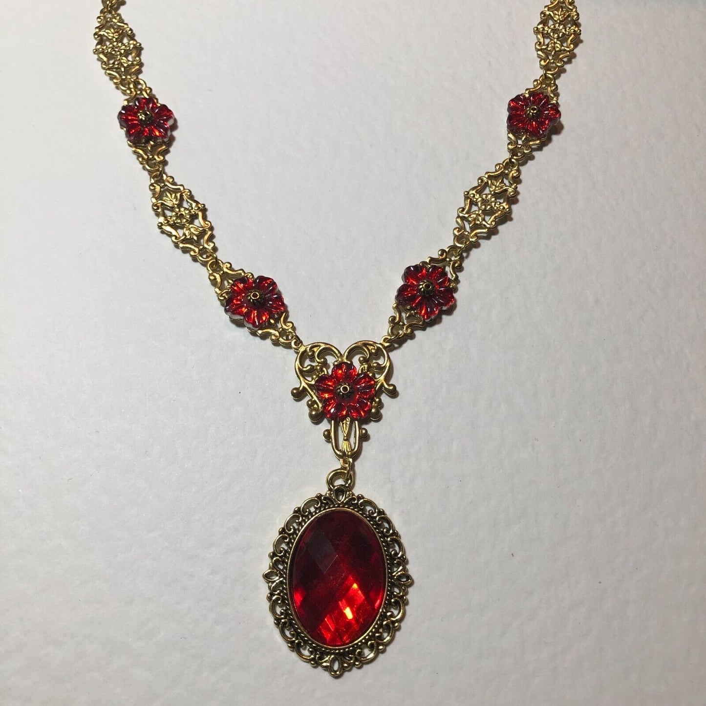 VICTORIAN STYLE Flower Filigree BRIGHT RED ACRYLIC CRYSTAL GOLD COLOUR NECKLACE