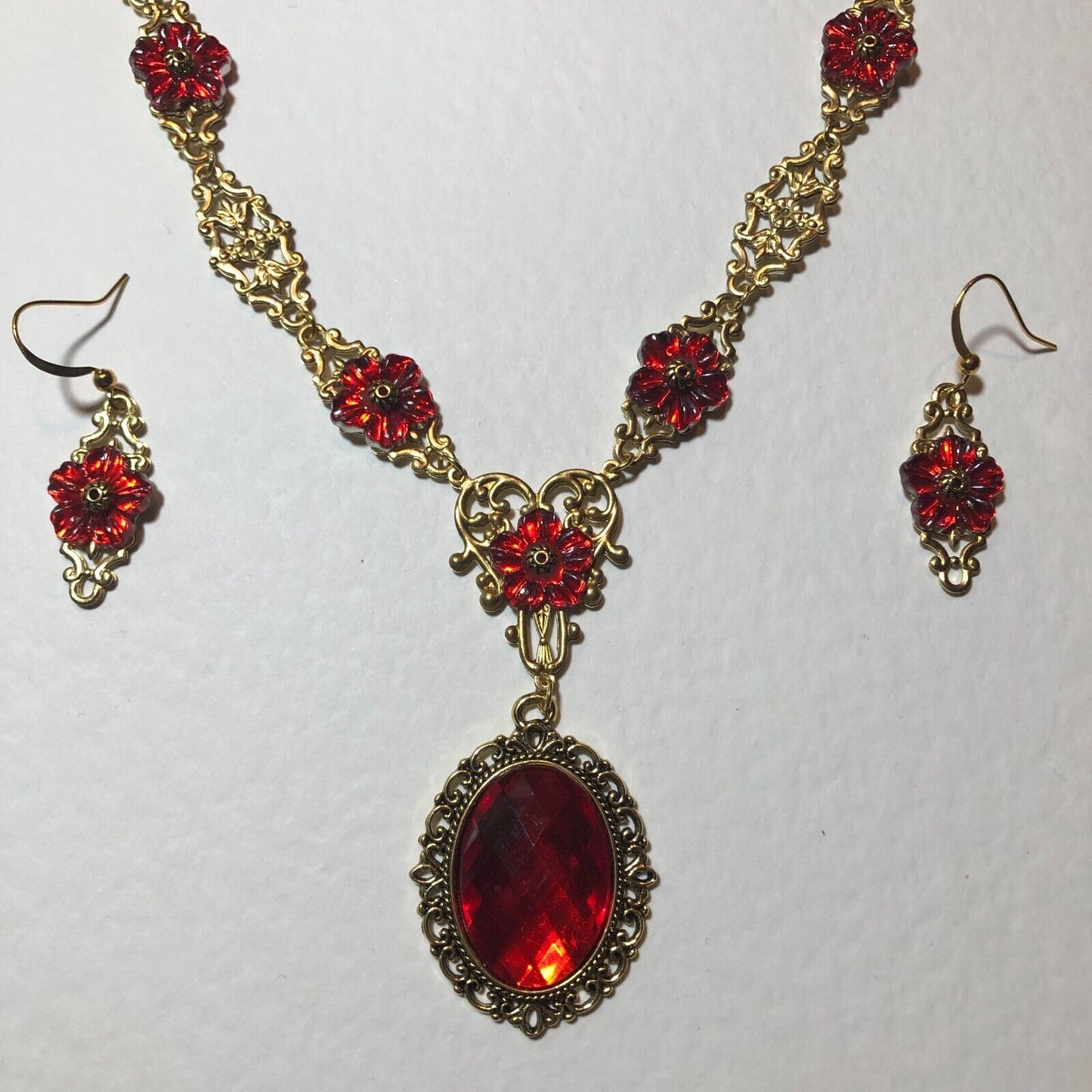 VICTORIAN STYLE Flower Filigree BRIGHT RED ACRYLIC CRYSTAL GOLD COLOUR NECKLACE