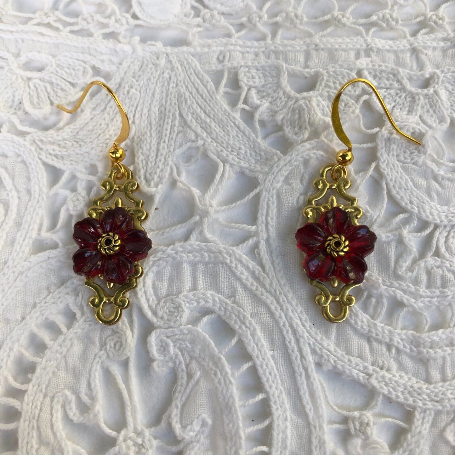 VICTORIAN STYLE Flower Filigree BRIGHT RED ACRYLIC CRYSTAL GOLD COLOUR NECKLACE